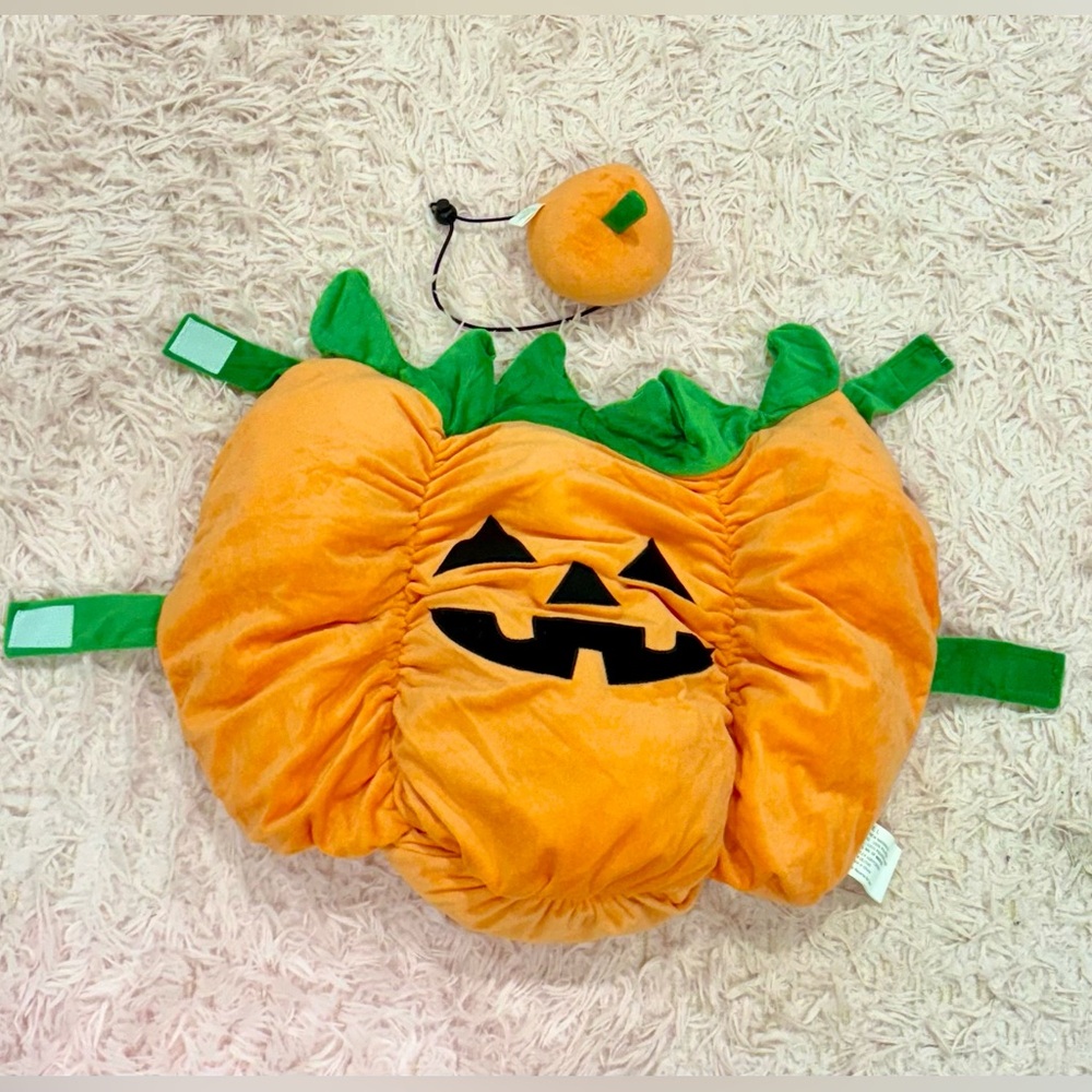 Dog pumpkin costume. 🎃 Pillow filling. Super soft. 🐕 Never used. Size large.